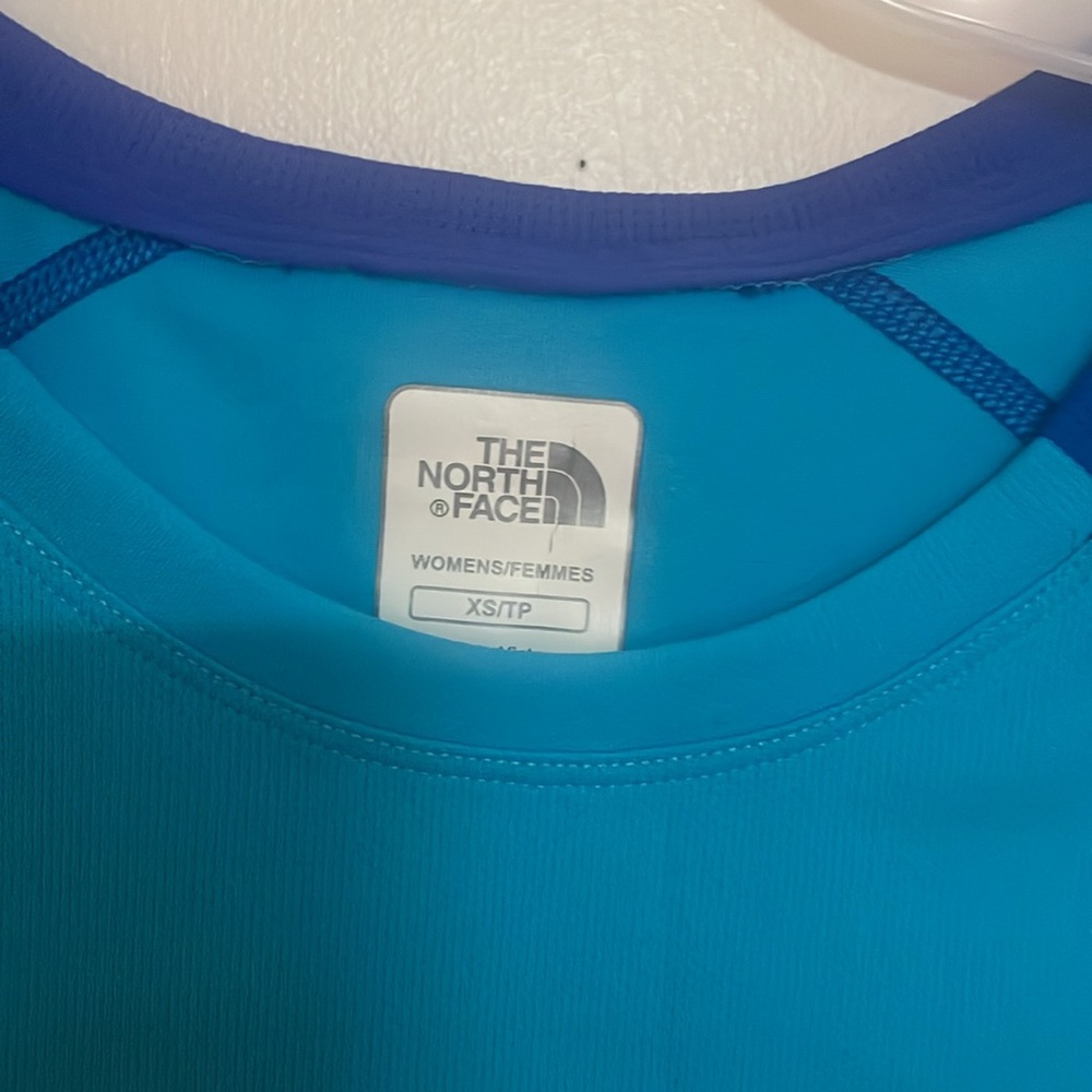 North Face Performance Shirt - Picture 3 of 6